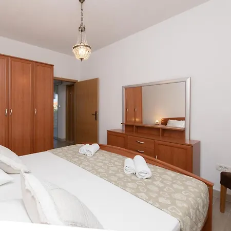 Διαμέρισμα Ella *